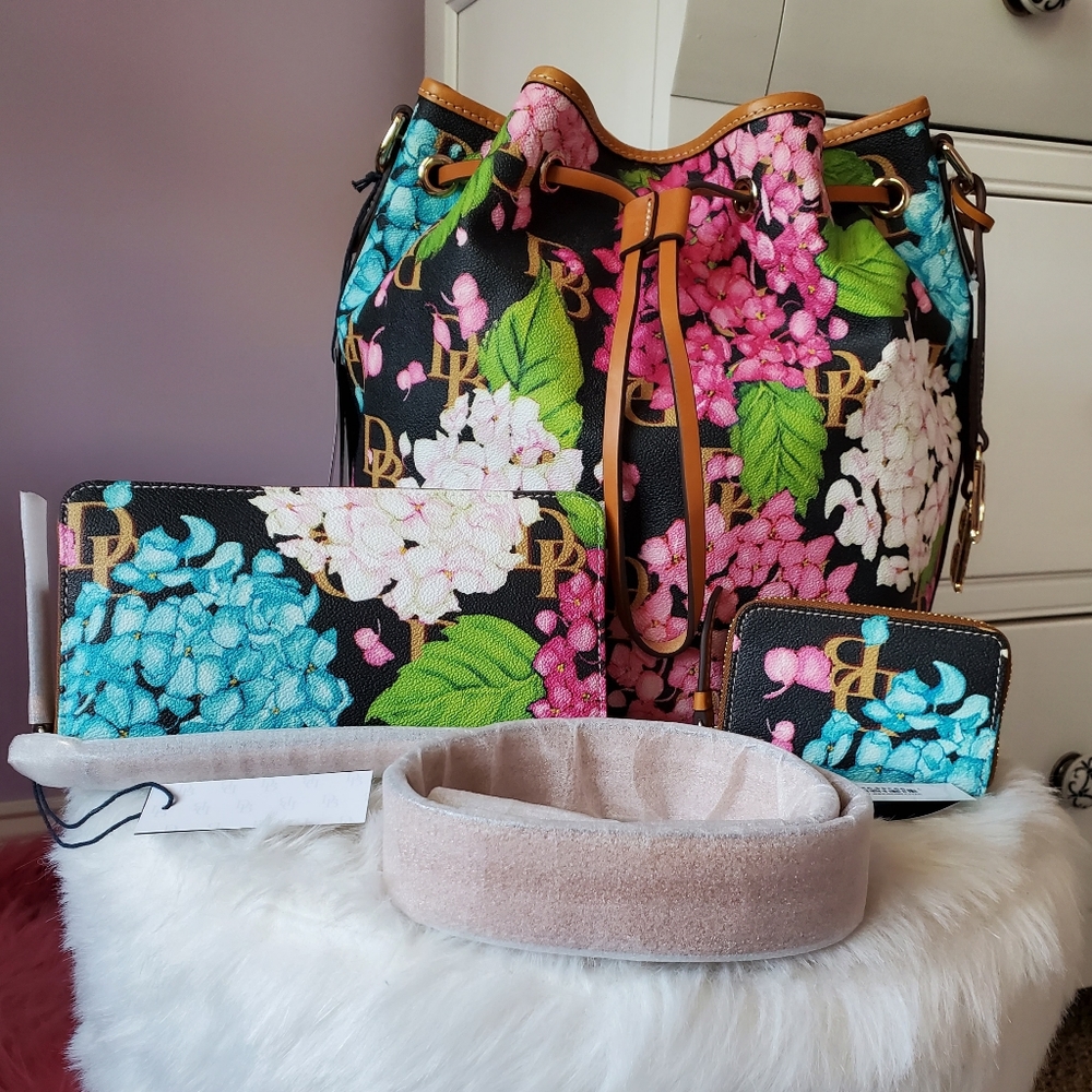 Dooney & Bourke Hydrangea Drawstring w accessories